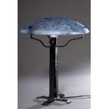 Art Deco Tischlampe mit Schmiedeeisen Fuß und blauen Pressglas Schirmen "Seerosen", H. 47cm, Ø 39cm,