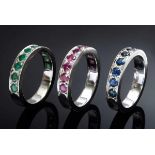 Set von 3 Ringen: WG 750 Ring mit Smaragden (zus. ca. 0.70ct), WG 585 Ring mit Rubinen (zus. ca. 0.