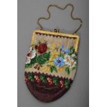 Biedermeier Perlstickerei Tasche "Blumenbouquet" mit emailliertem Messingbügel, H. 24cm, kleine