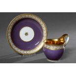 KPM Porzellan Tasse mit Goldornamentfries und violettem Fond, Anfang 19.Jh., H. 9,5cmKPM porcelain
