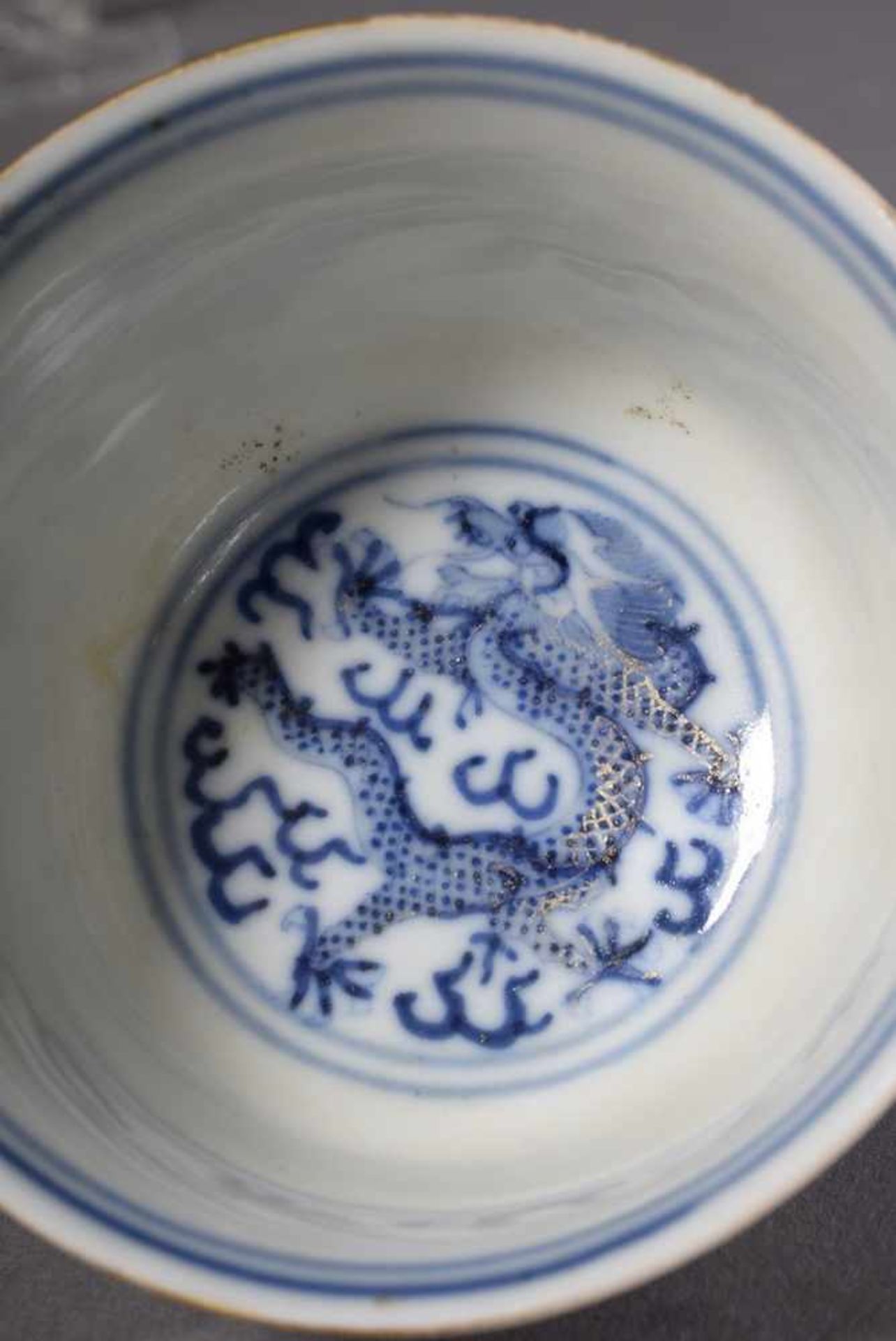 Chinesisches Blaumalerei Koppchen auf UT mit polychromem Dekor „Drachen und Figuren“, apokryphe - Bild 4 aus 5