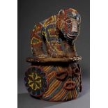 Bamileke oder Bamun Perlen-Tanzmaske mit figürlichem Aufsatz "Affe", Holz mit Stoff- und