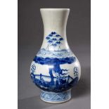 Kleine Chinesische Porzellan Vase mit Blaumalereidekor "Figürliche Szene mit Kaiserdarstellung",