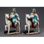 Paar chinesische Keramik Figuren im Ming Stil "Guanyu auf Pferd", farbig glasiert, 20.Jh., H.