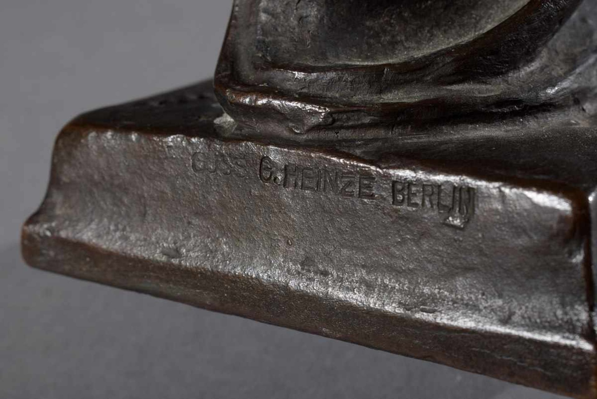 Monogrammist H.H. "Stehende mit Umhang", um 1930/40, Bronze, Guss G. Heinze Berlin, H. - Bild 6 aus 7