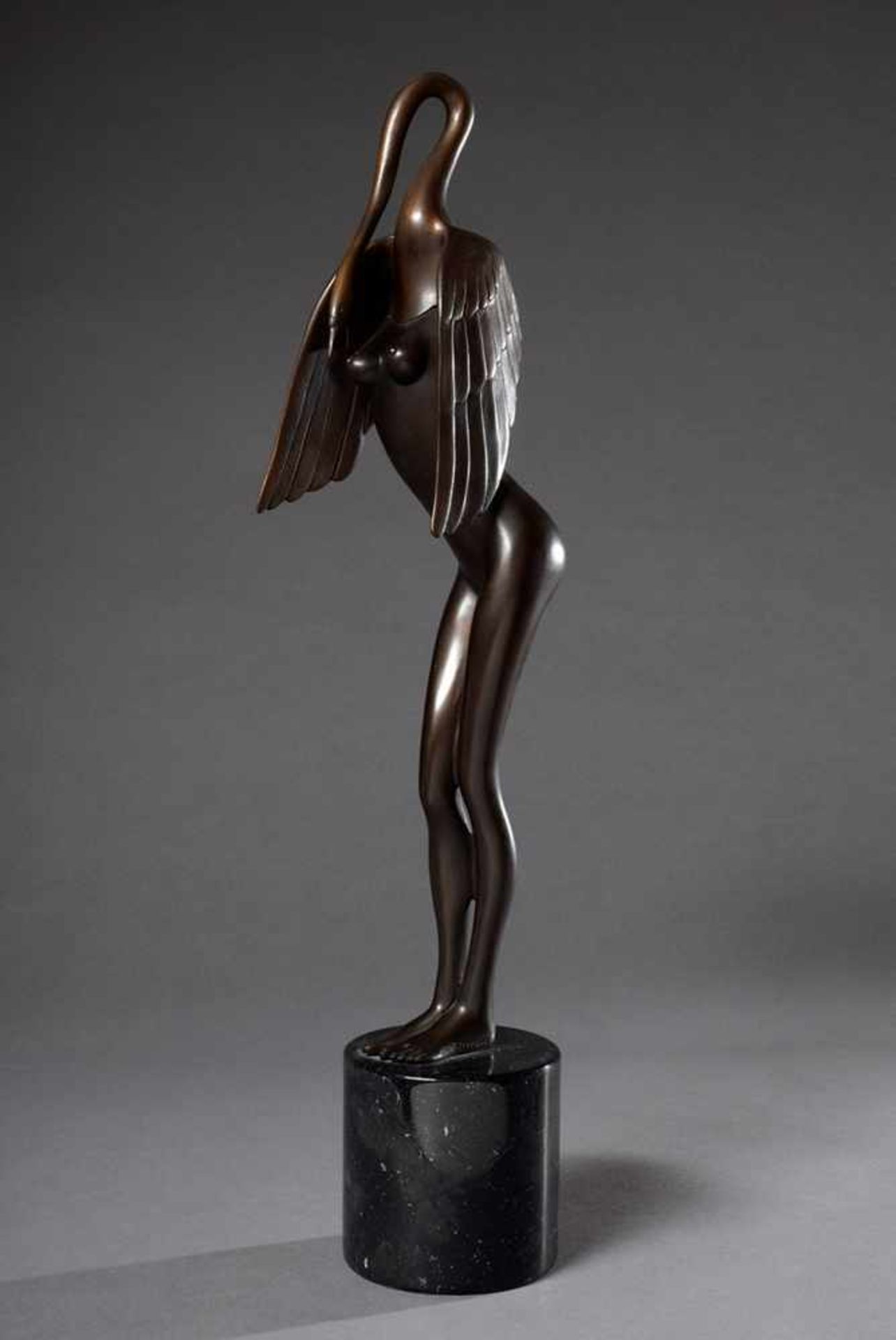 Bruni, Bruno (*1935) "Leda mit dem Schwan, stehend", Bronze, sign./num. 715/1000, auf schwarzem