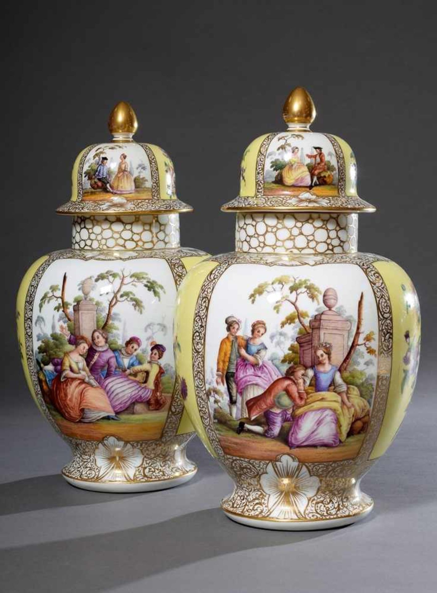 Paar große Dresden Porzellan Deckelvasen, farbig bemalt mit "Watteauszenen" und "Blumenbouquets" auf