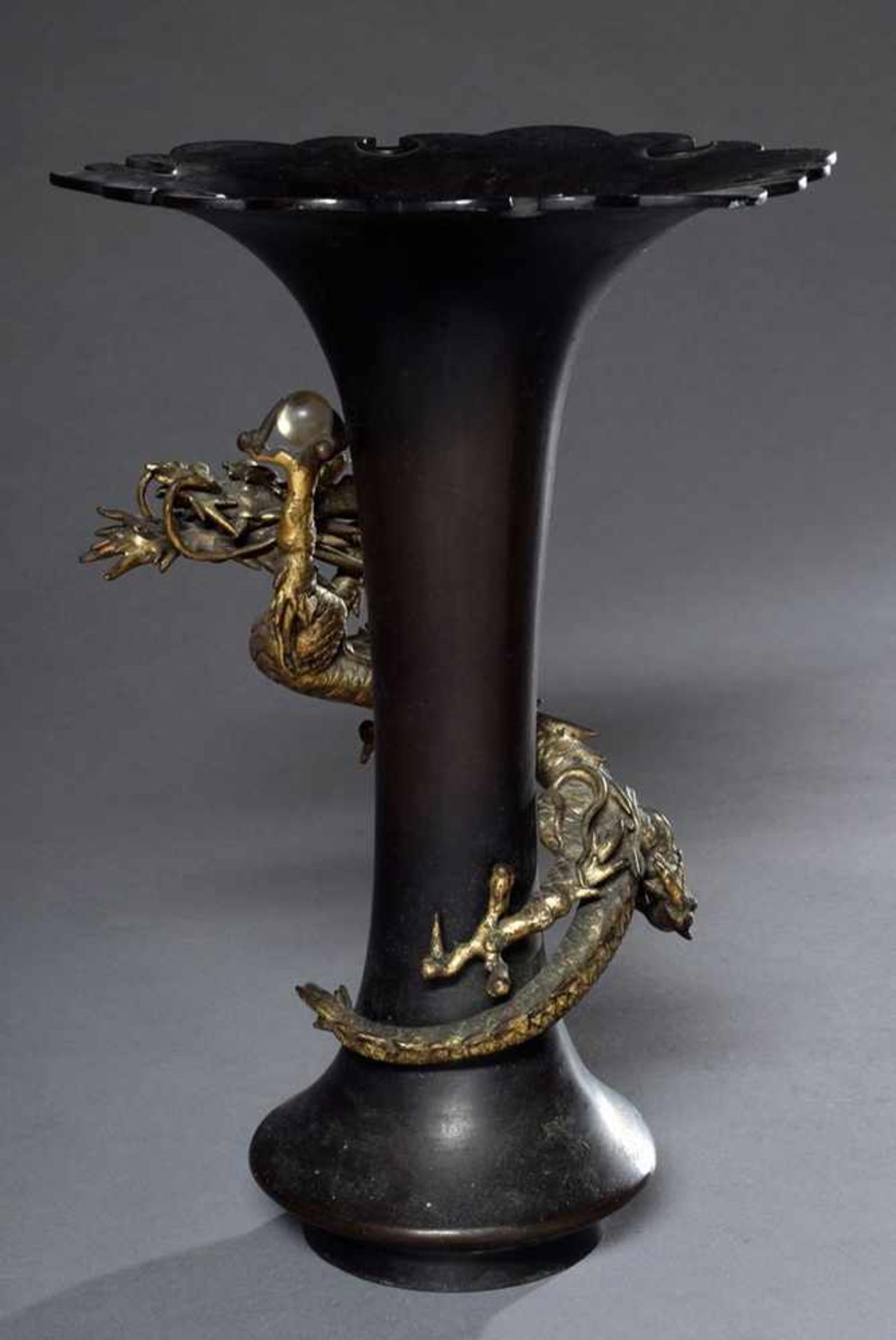 Japanische Bronze Vase mit vergoldetem plastischem Drachen, der eine Tama-Perle aus Kristall in - Bild 3 aus 7