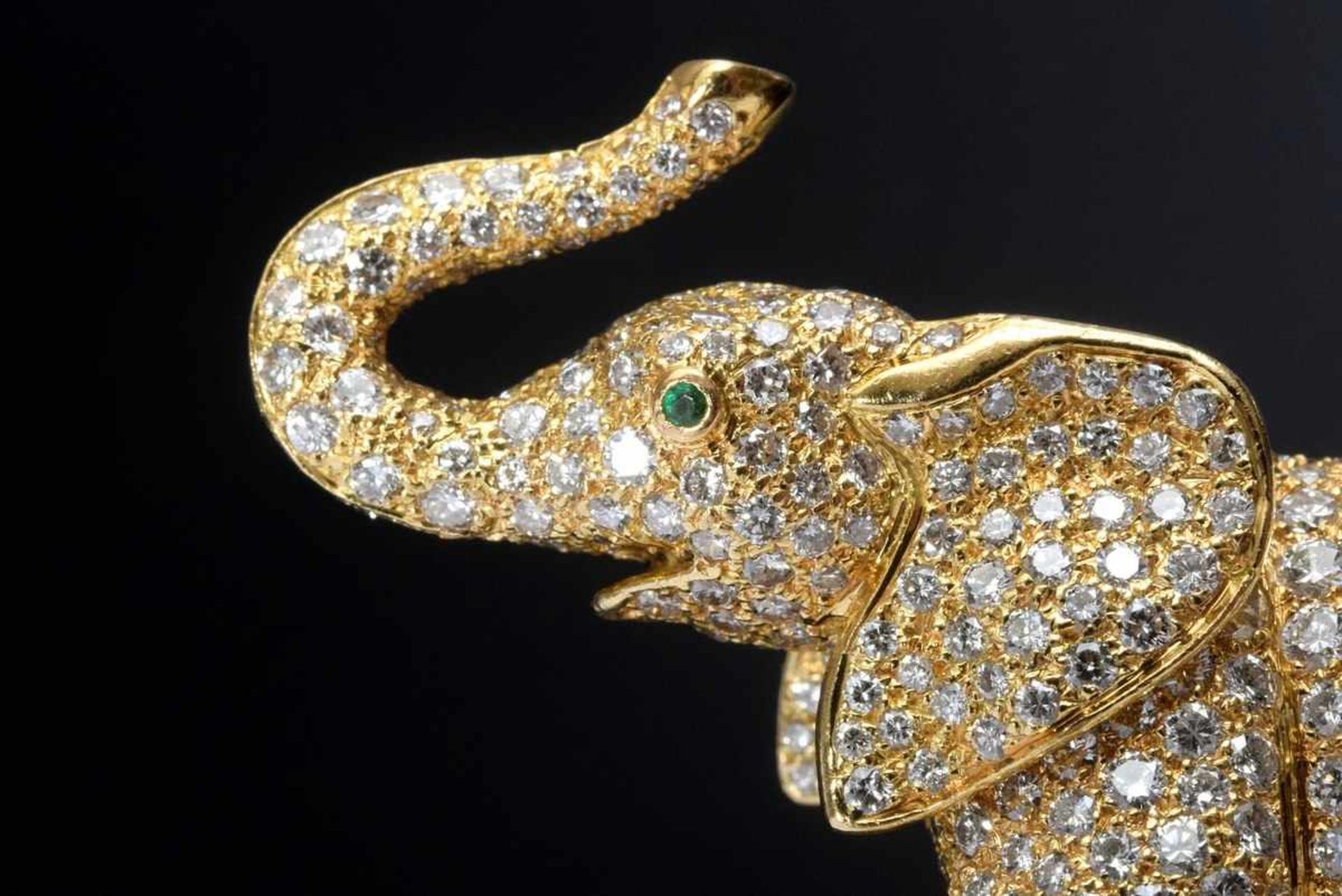 GG 750 Cartier Nadel "Elefant" mit Brillantpavée (zus. ca. 5ct/IF-VVSI/TW) und Smaragdaugen, Ref.- - Bild 2 aus 4