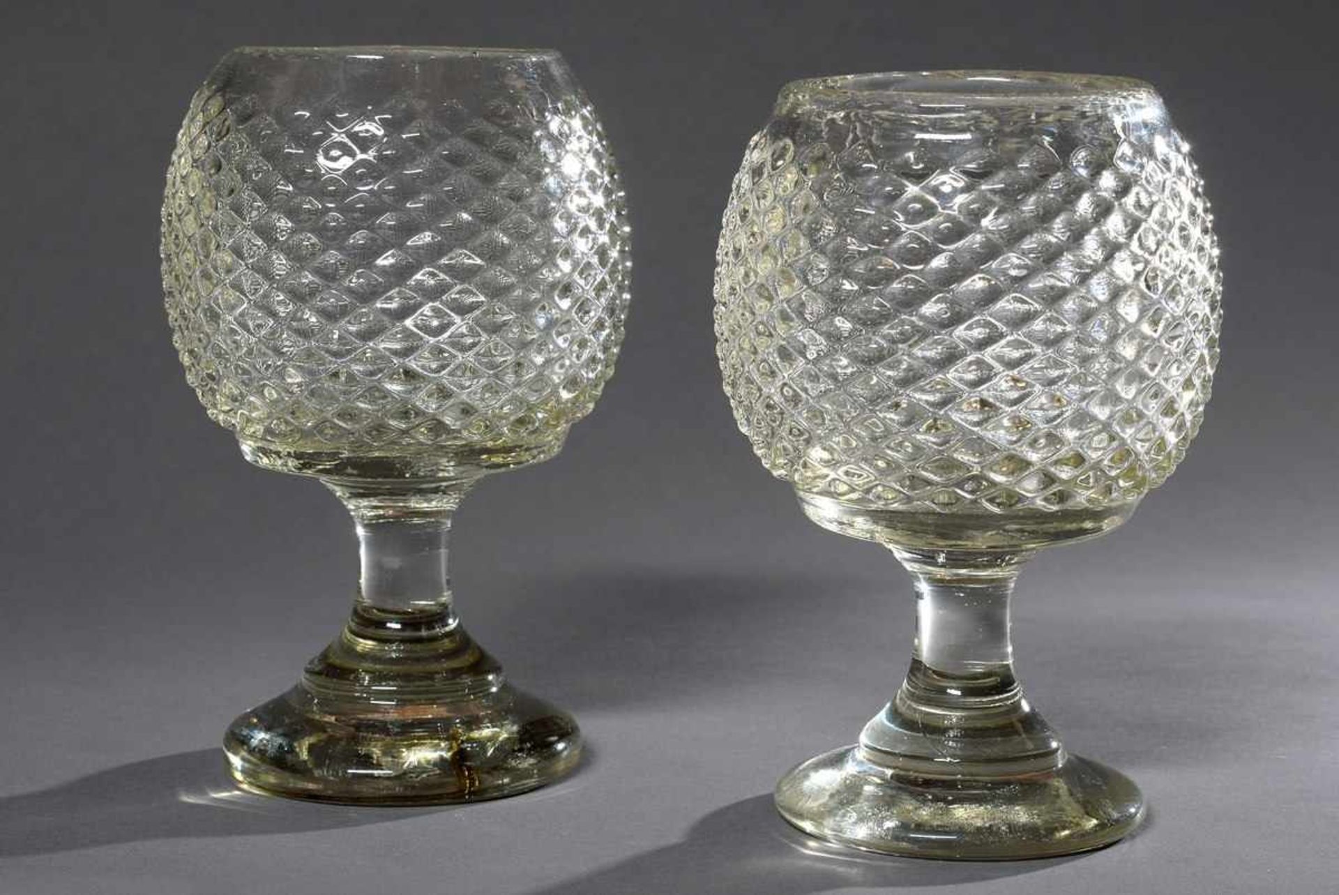 2 Diverse rustikale "Igel" Gläser in die Form geblasen, H. 18,5cm2 Various rustic "hedgehog" glasses