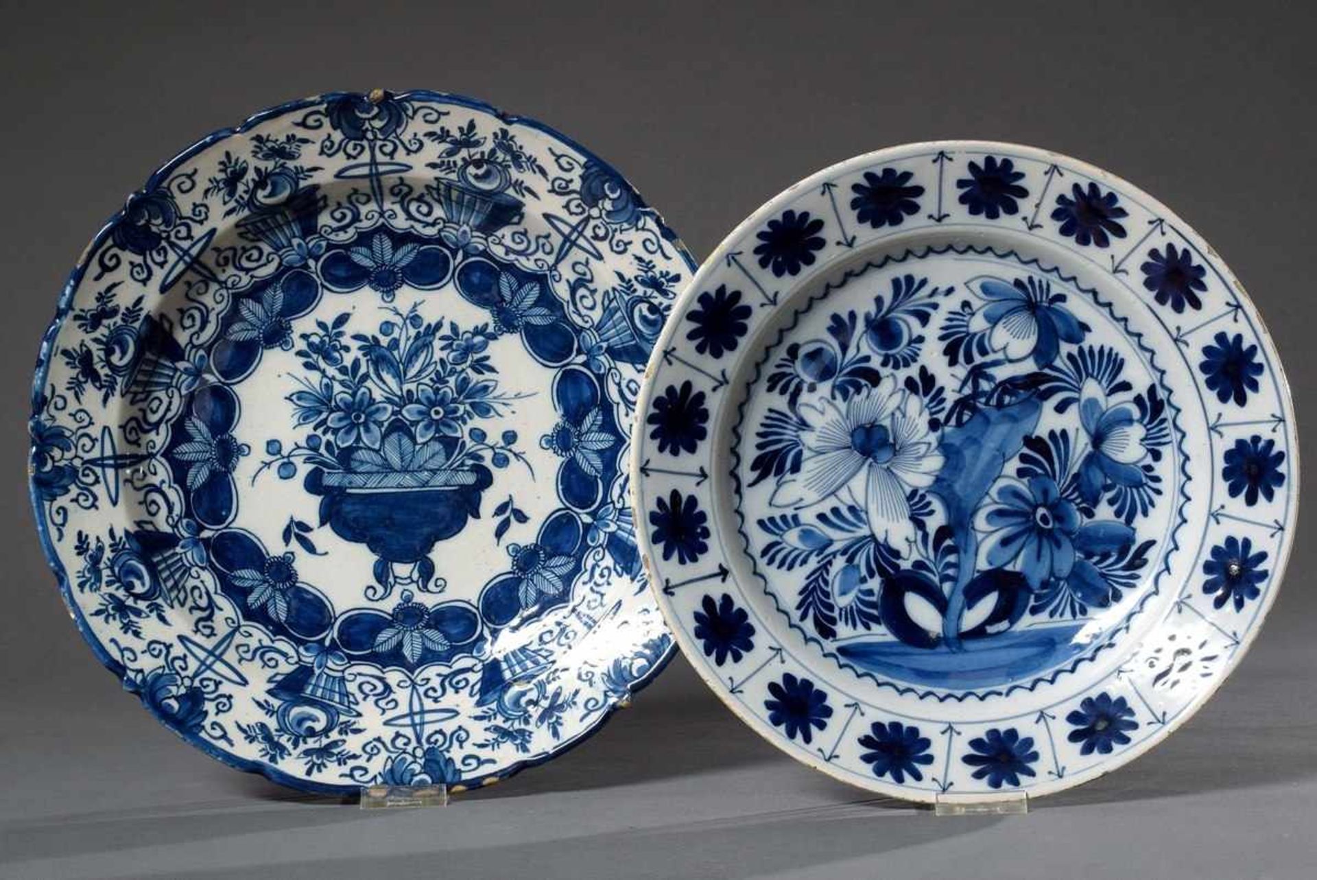 2 Diverse große Delft Teller "Blumen", um 1800/1830, 1x undeutliche Marke, Ø 30/34cm, Ränder z.T.