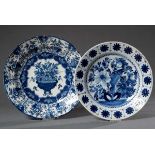 2 Diverse große Delft Teller "Blumen", um 1800/1830, 1x undeutliche Marke, Ø 30/34cm, Ränder z.T.