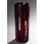 Zylinderförmige Vase aus dickwandigem farblosem Glas mit Streifendekor, rot überfangen, Böhmen um