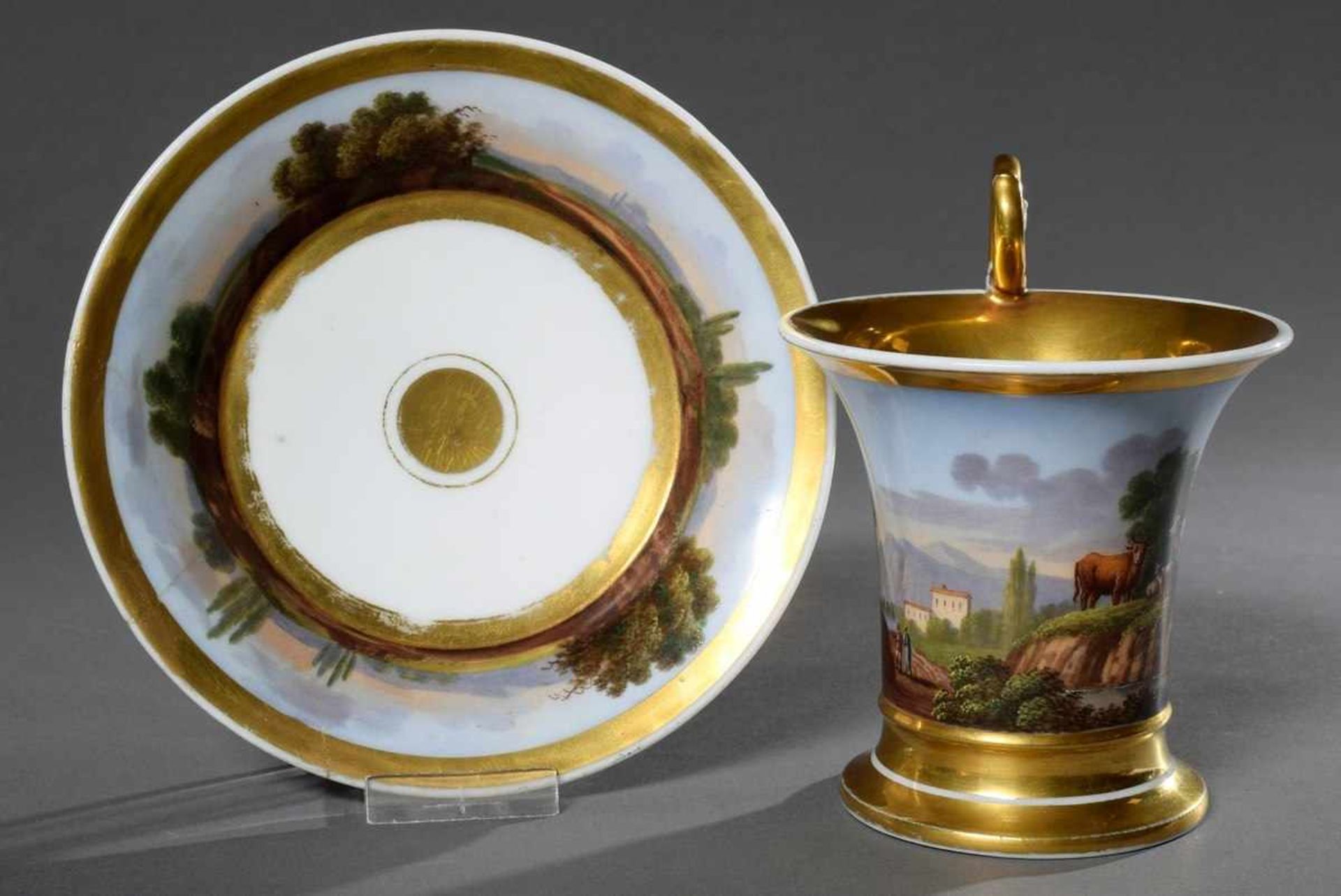 2 Diverse Teile Porzellan mit lupenfeinen Ansichten: Teller "Flusslandschaft" und Tasse "Viehherde - Bild 2 aus 7