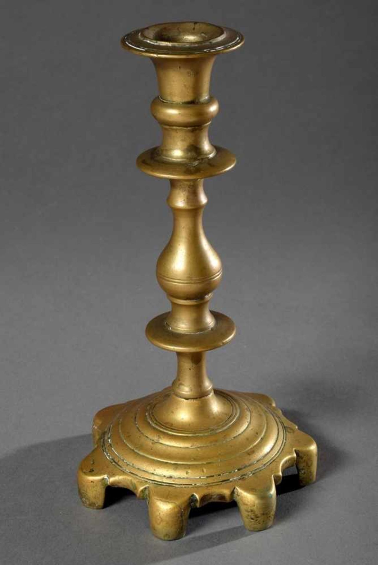Antiker Gelbguss Leuchter auf sieben Füßen mit Balusterschaft, H. 21,5cmAntique brass chandelier
