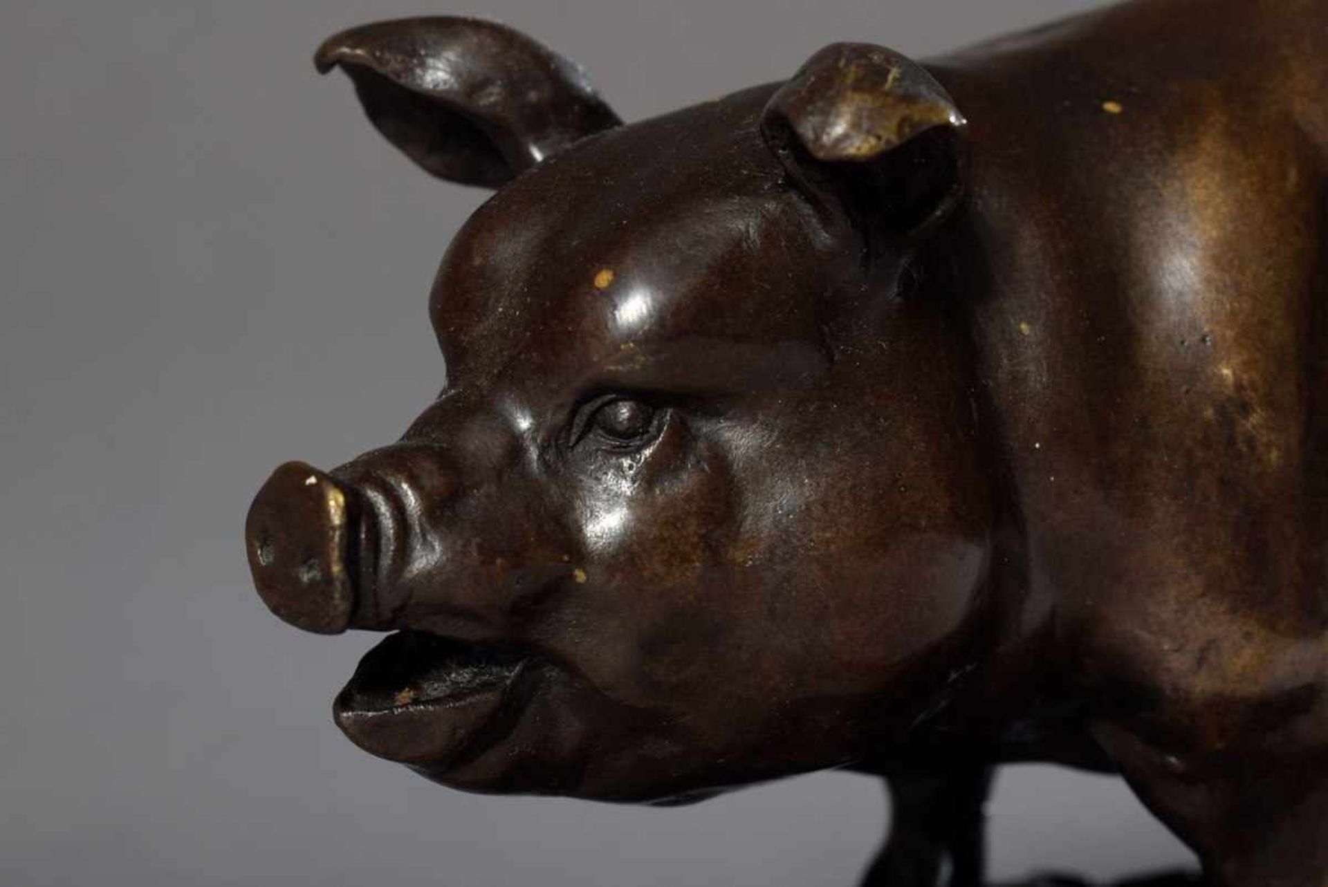 Baryé, Antoine Louis (1796-1875) "Schwein", Bronze auf schwarzer Marmorplinthe, signiert, H. 17, - Bild 4 aus 4