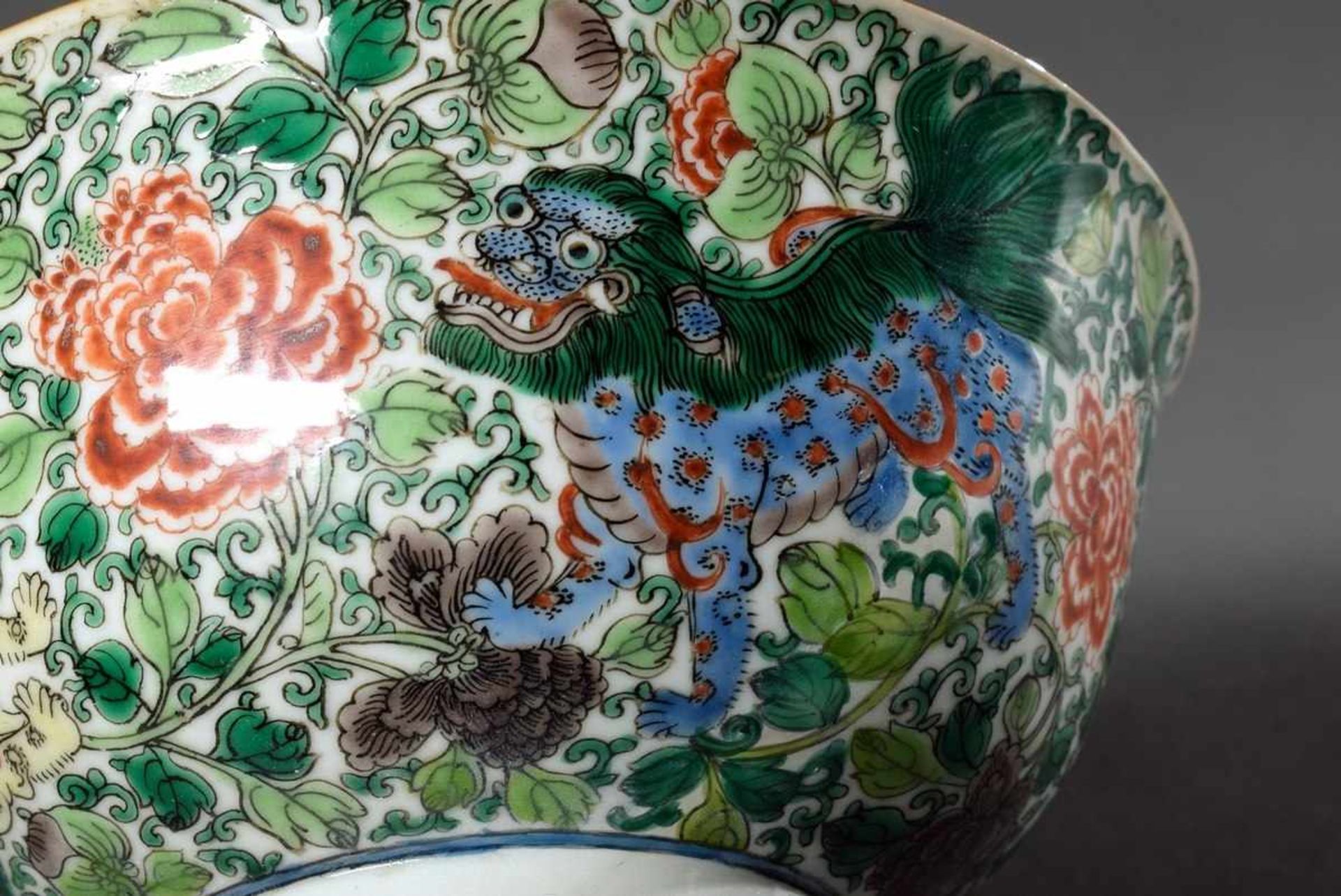 Chinesische Porzellan Kumme mit Famille Verte Malerei "Fo-Löwen und Päonien", Kangxi Stil, - Bild 6 aus 8