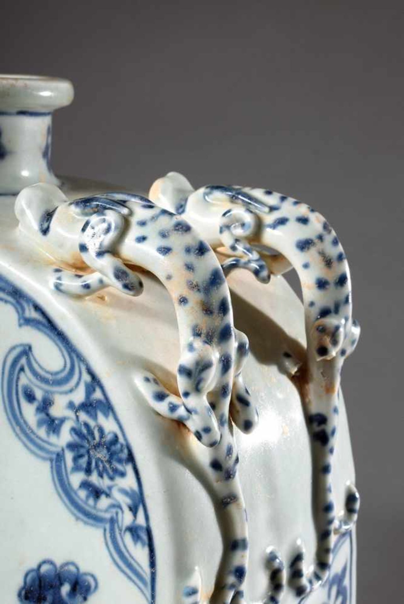 Viereckige chinesische Porzellan Flasche mit Blaumalereidekor "Zwei Drachen mit Glücksperle" sowie - Image 3 of 7