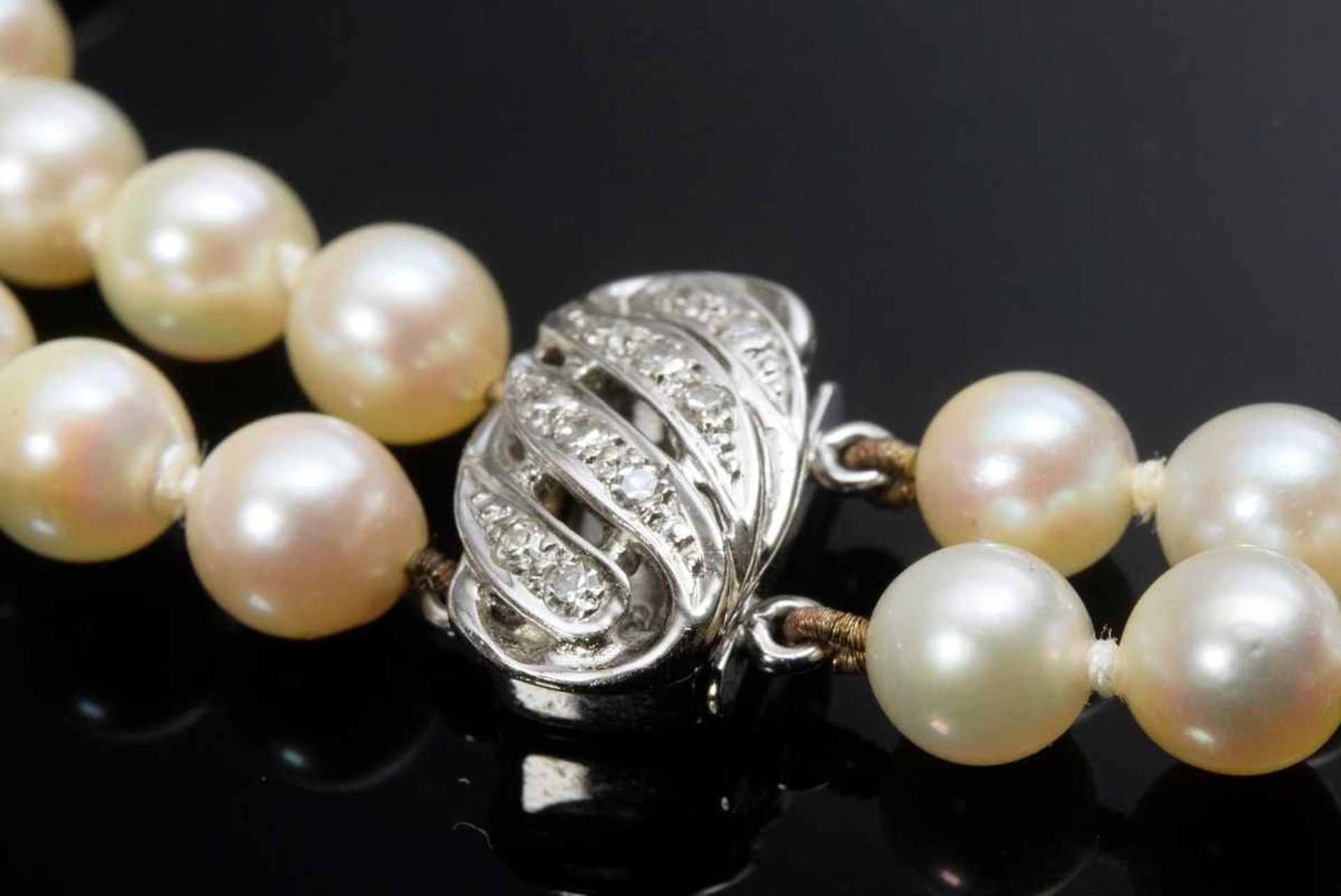 Classic double row cultured pearl bracelet with WG 585 clasp and bars, (Ø5,7-5,8mm), 19,4g, 0.20ct - Bild 2 aus 2