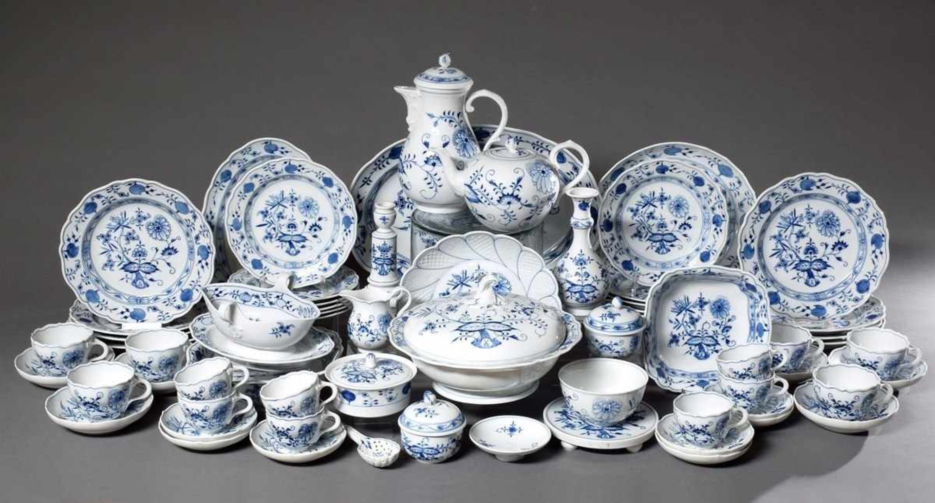 52 Teile Meissen "Zwiebelmuster" Restservice, bestehend aus: Kaffeekanne (H. 24cm), Teekanne (H.