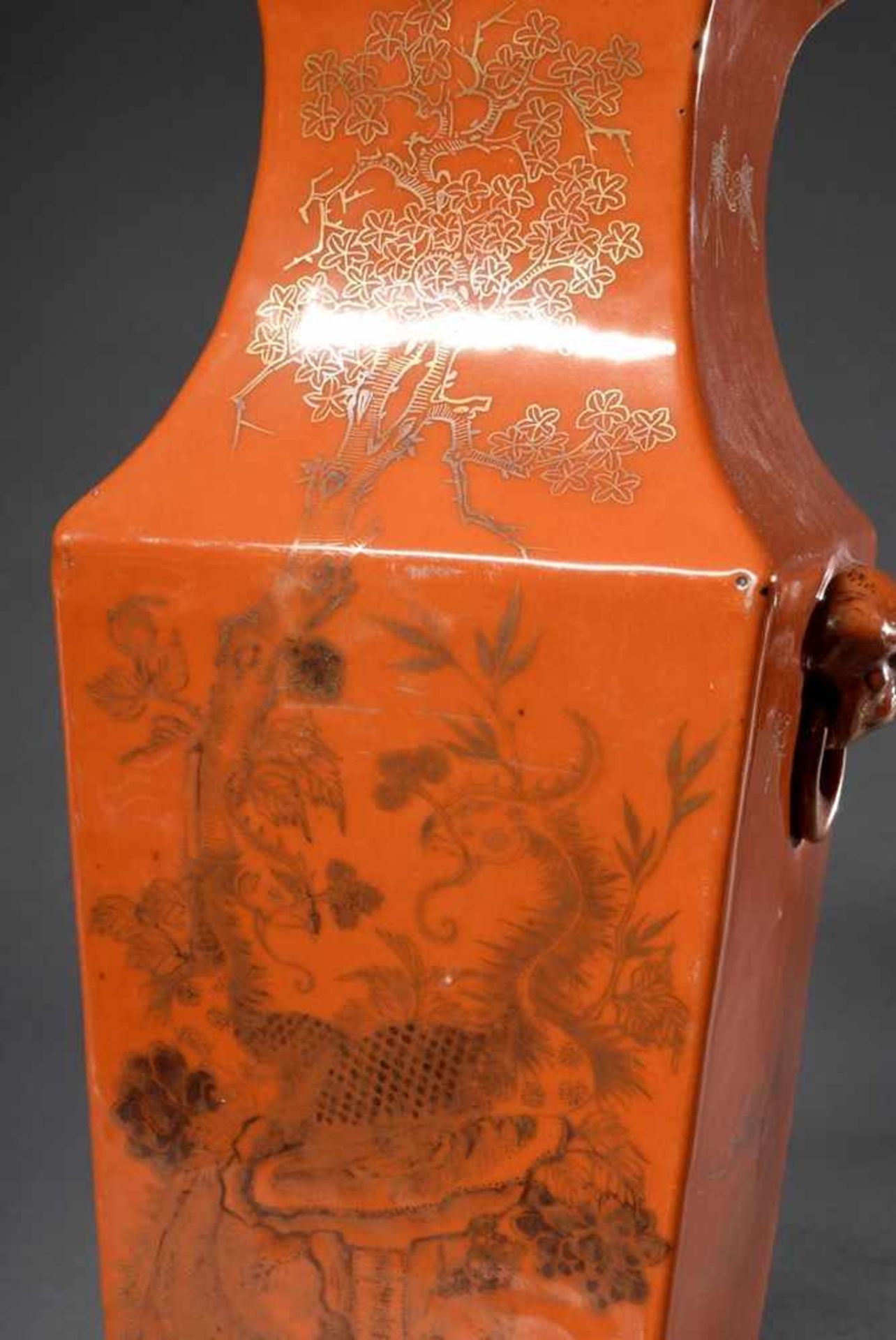 Chinesische Porzellan Vierkantvase mit Goldmalerei "Phönix und Pflanzen" auf orangem Fond, - Bild 3 aus 7
