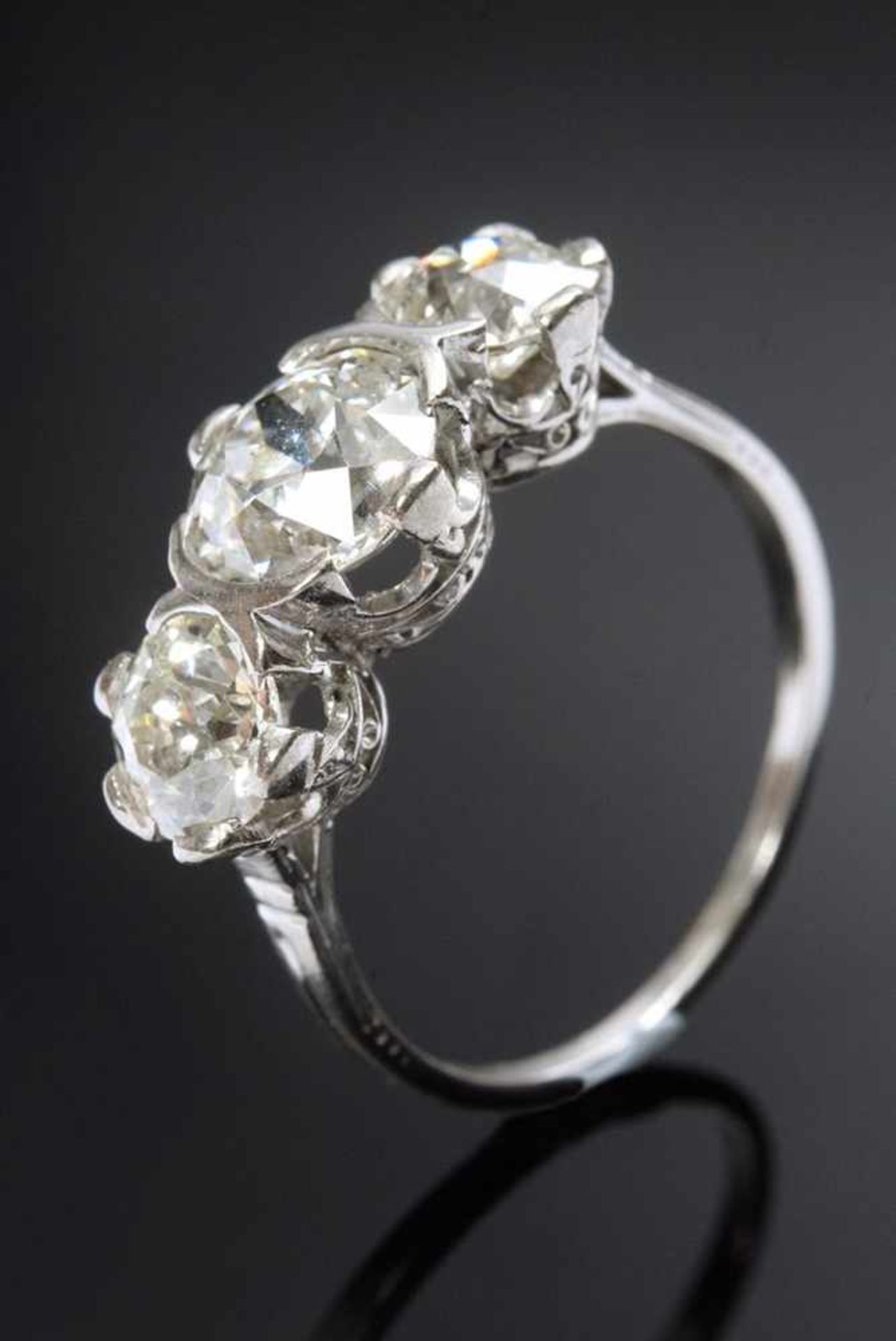 Eleganter handgefertigter Platin 950 Ring mit 3 Altschliffdiamanten (zus. ca. 2.65ct/SI/TCR-CR) um