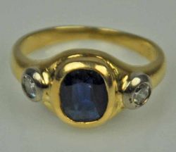 RING ovaler, blauer Stein, wohl Saphir mit seitlichen Diamanten ca. 0,15-0,2ct, in Gelbgoldfassung