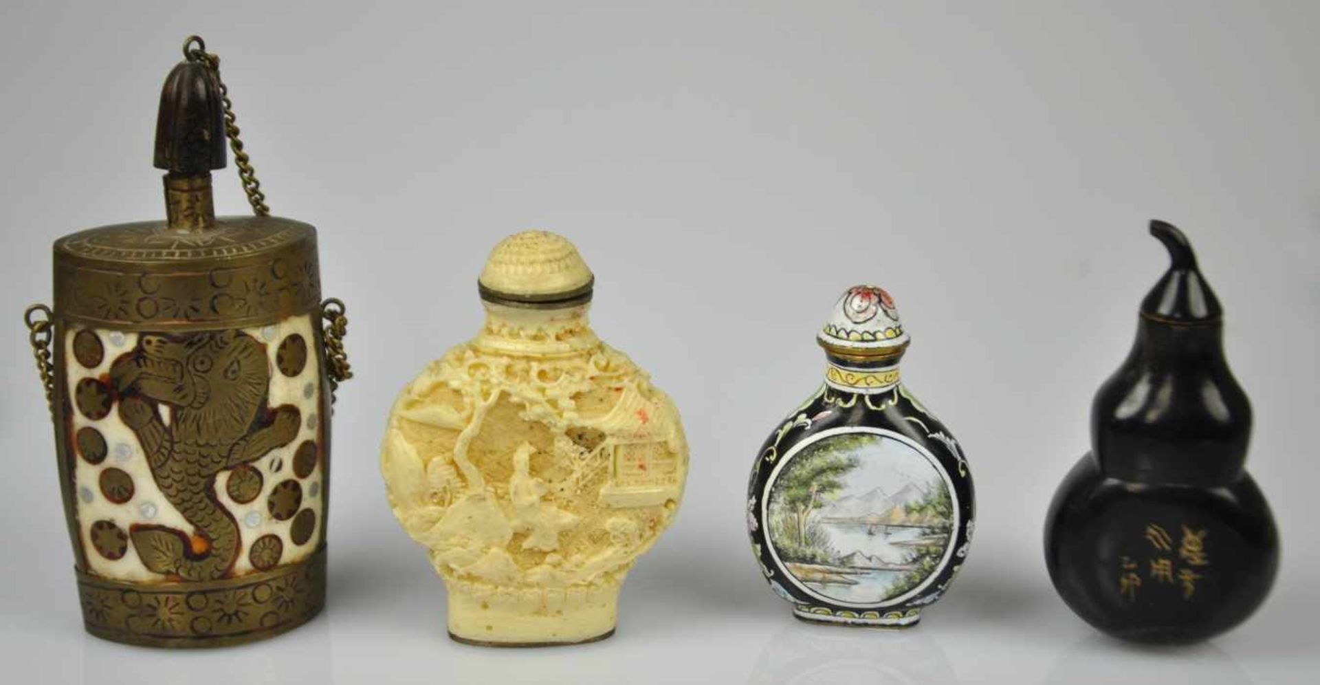 4 SNUFF BOTTLES bestehend aus einer Snuff bottle aus Metall, dekoriert mit Bein, eine in - Bild 2 aus 2