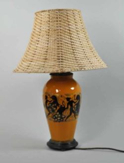 TISCHLAMPE aus Vase mit Innenbemalung auf orangenem Grund mit Damen u. Pfauen in Schwarz u. parziell