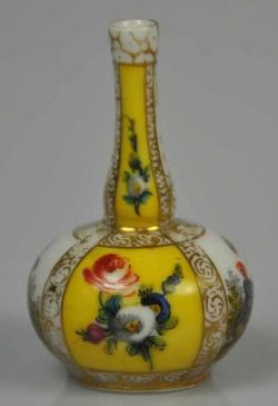 VASE in Flaschenform, stark gebauchter Korpus mit langem Hals, dekoriert mit floralen Motiven auf