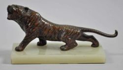 SCHREITENDER TIGER vollrunde, braun patinierte Bronze auf grüner Marmorplatte, 20.Jh., H 13cm, B