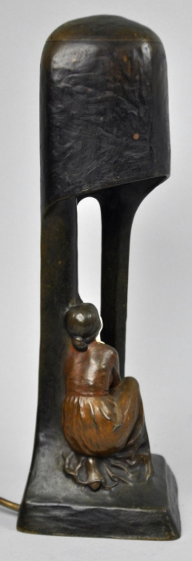TERESZCZUK Peter (1875 Wybudow - 1963 Wien) Tischlampe mit sitzender Dame, Jugendstil, um 1900, - Image 4 of 4