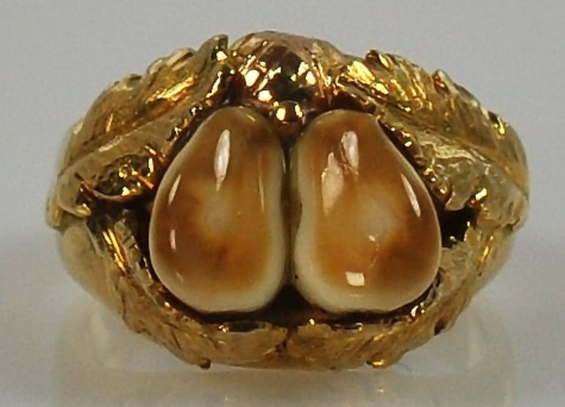 GRANDLRING besetzt mit 2 Grandln in Eichenblättern, Gelbgold 18ct, Goldschmiedemarke, 11,3g, Gr. 49 - Bild 2 aus 3