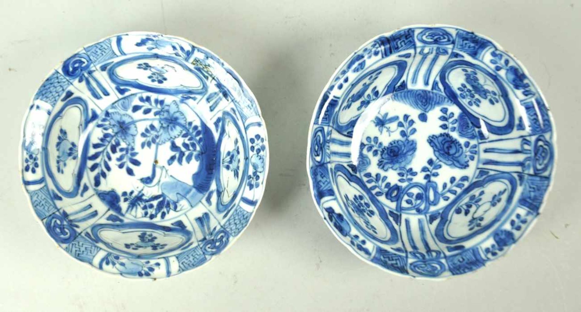 ZWEI SCHÄLCHEN bemalt mit floralen Motiven in Blau, China, 18./19.Jh., H 5cm u. D 14cm, min. - Bild 2 aus 2
