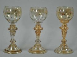 3 RÖMER konischer Balusterschaft mit 3 Beerennuppen, runder Sockelfuß, bernsteinfarbenes Glas,