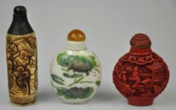 3 SNUFF BOTTLES bestehend aus einer Snuff bottle aus Porzellan bemalt mit Schildkröten,