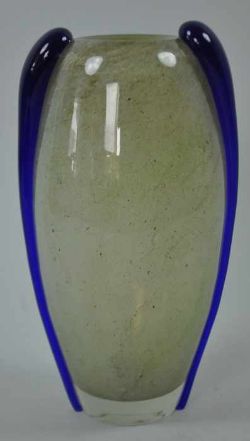 VASE Eiform, hellgrünes Glas mit seitlichen dunkelblauen henkelförmigen Applikationen, WMF, um 1930,