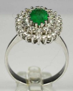 SMARAGD-RING ovaler, geschliffener Smaragd umgeben von zwei Brillant-Kränzen gesamt um 0,5ct,