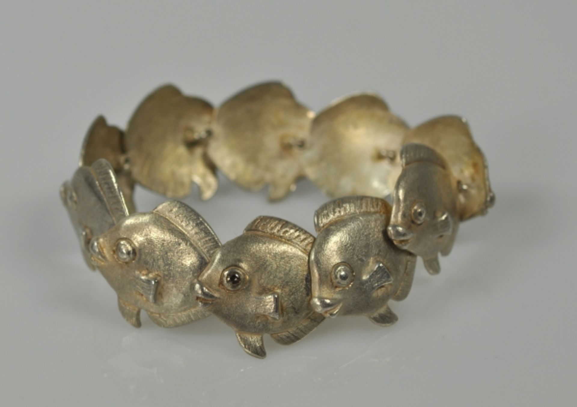 ARMBAND mit Ring, Armband aus 10 Gliedern in Fischform, der Verschlußfisch für den Hakenverschluß - Bild 4 aus 5