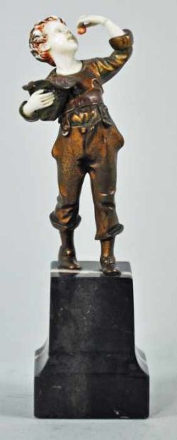 KIRSCHENESSER kleiner Junge beim Kirschenessen, chryselephantine Figur, vergoldete Bronze/Bein,