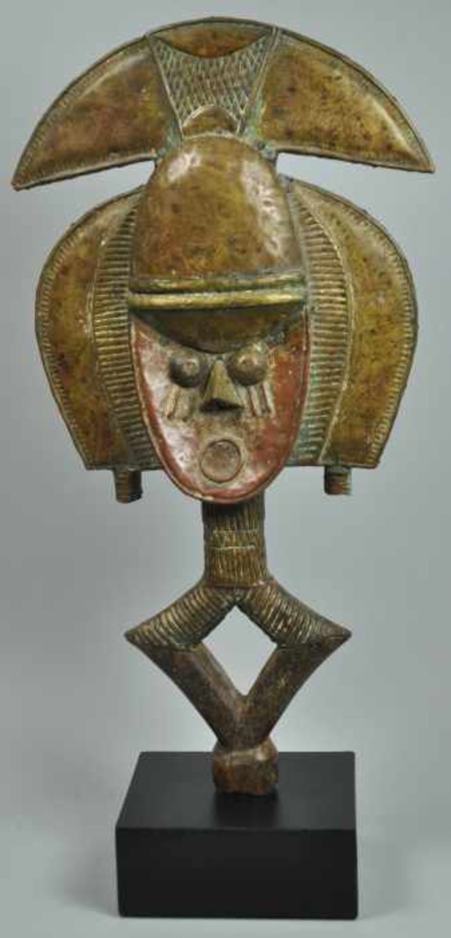 RELIQUIENFIGUR der Kota, Gesicht mit ausladendem Kopfputz auf stilisiertem Körper in Viereckform,