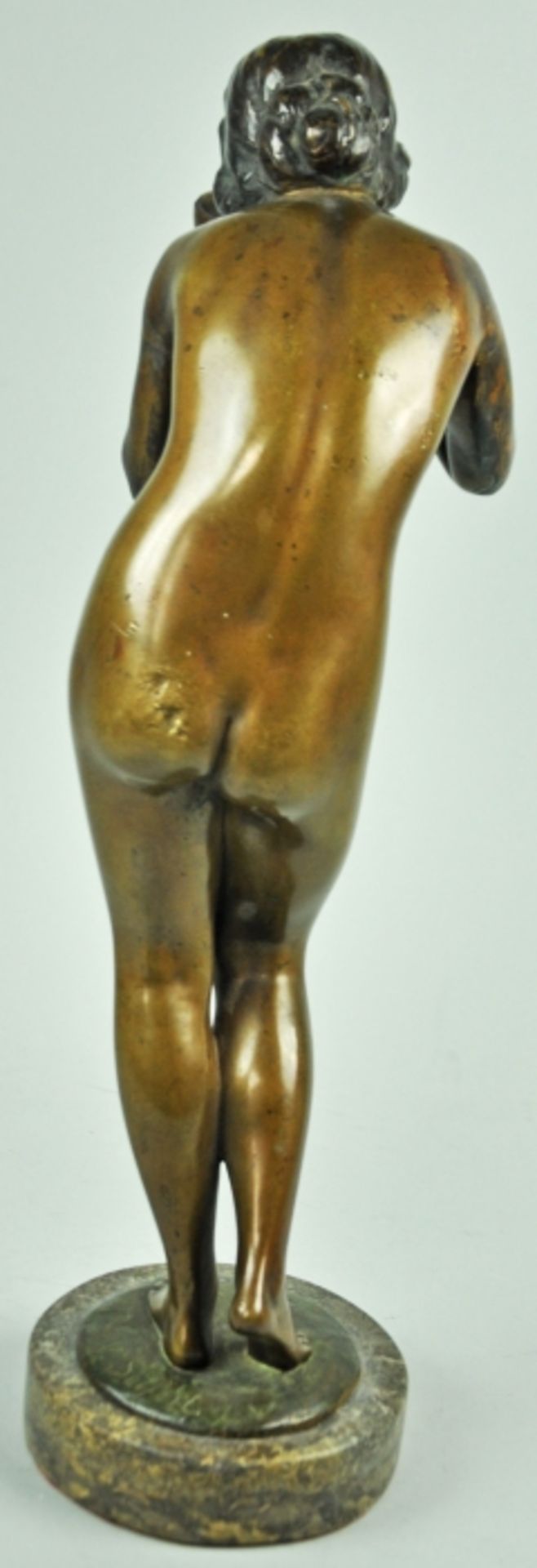 BRONZESKULPTUR "Die Trinkende", braun patinierte Bronzestatue auf rundem Marmorsockel, schwarze - Image 3 of 3