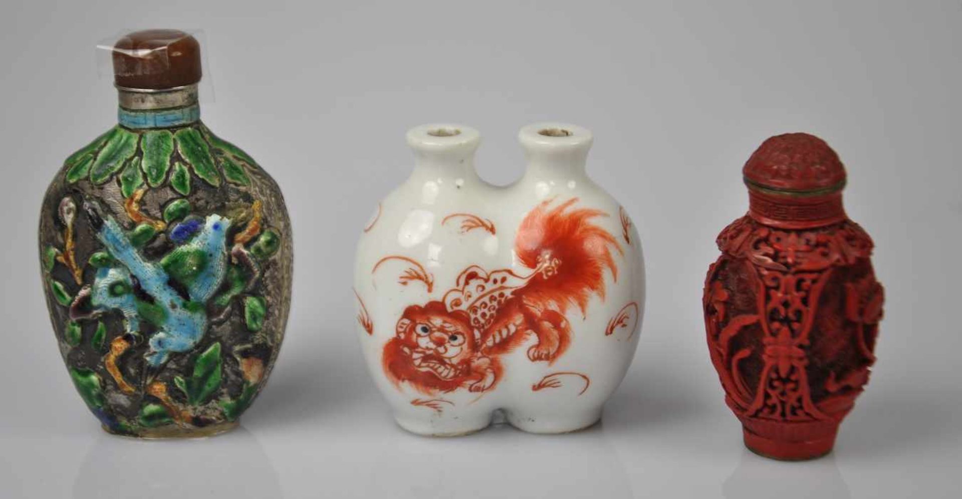 3 SNUFF BOTTLES bestehend aus einer Bottle aus Porzellan dekoriert mit rotem Drachen, einer aus - Bild 2 aus 2