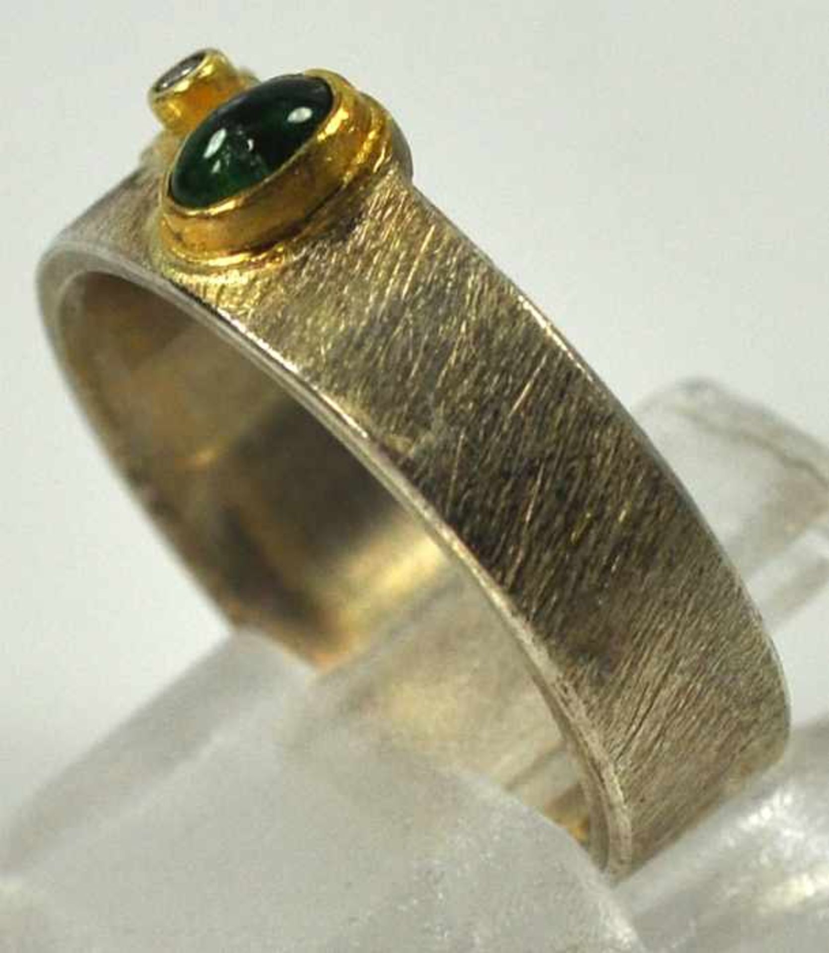 RING mit kleinem Smaragdcabochon in Goldfassung auf satiniertem Sterlingsilber-Reif, 7,2g, - Bild 2 aus 2