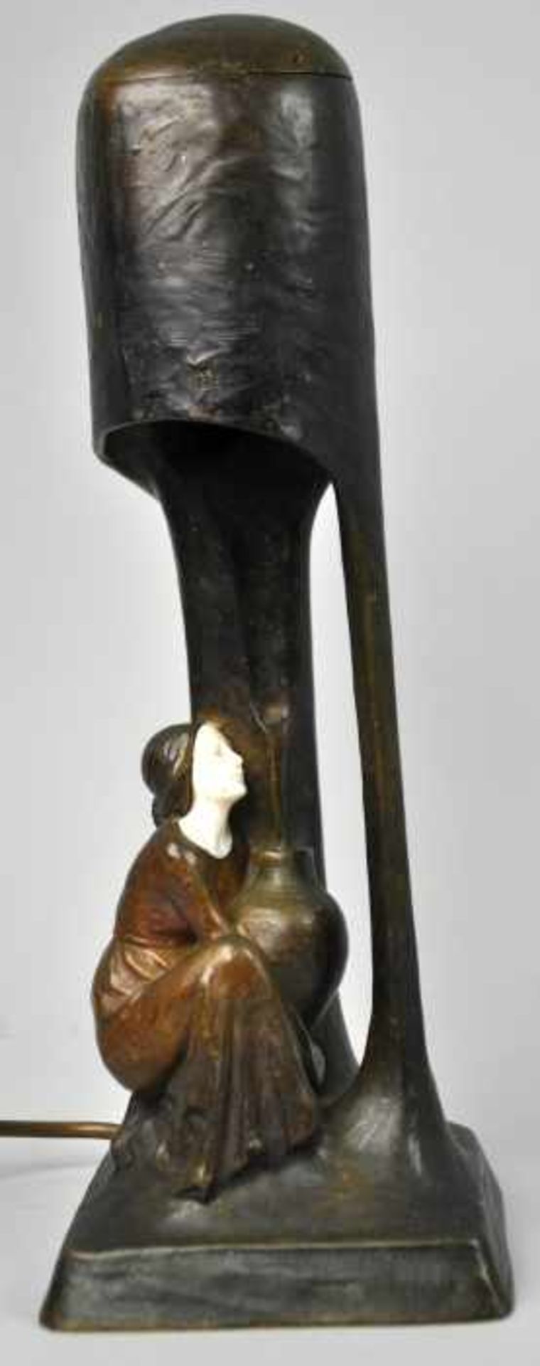 TERESZCZUK Peter (1875 Wybudow - 1963 Wien) Tischlampe mit sitzender Dame, Jugendstil, um 1900,