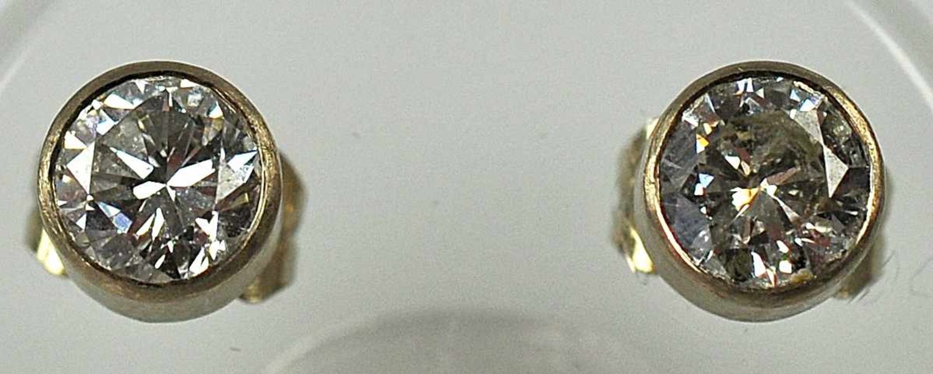 PAAR BRILLANT-OHRSTECKER Brillanten je 0,5ct, gesamt 1ct w, in schlichter runder Weißgoldfassung - Bild 2 aus 2