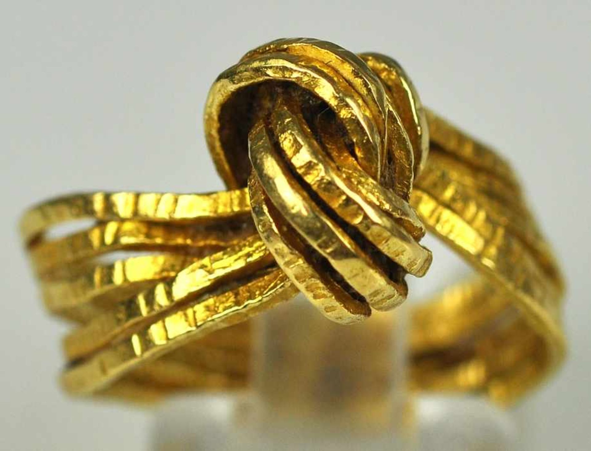 RING aus fünf Bändern in der Mitte zum Knoten geformt, Gelbgold, 18ct, Goldschmiedestempel, 6,78g, - Bild 2 aus 2