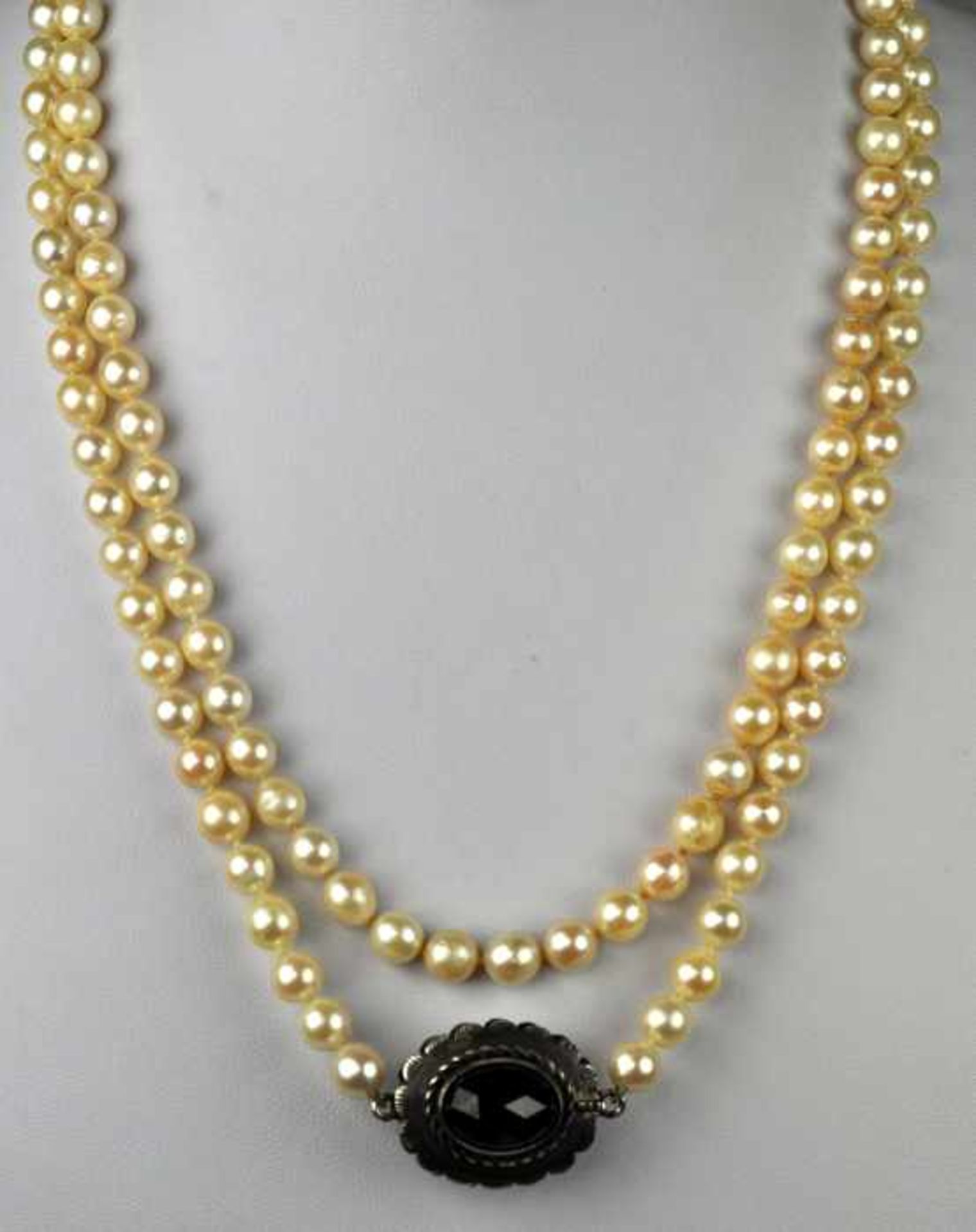 LANGE ZUCHTPERLENKETTE gleichmässig sortierte Perlen um 6,5mm, geknotet, Silberverschluß in - Bild 2 aus 2