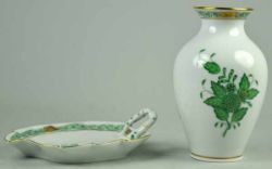 HEREND-LOT 2-teilig, bestehend aus Fresienvase u. Blattschale, Apponyi Grün u. Golddekor, Herend,