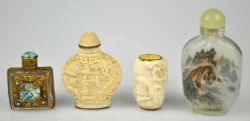 4 SNUFF BOTTLES bestehend aus einer Snuffbottle aus Glas, Innenbemalung mit Löwen, einer aus Bein